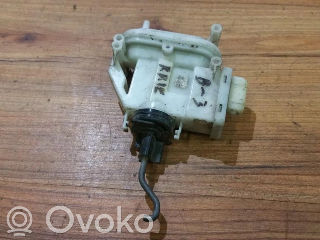 Volkswagen PASSAT B4 Pompe à vide verrouillage central 
