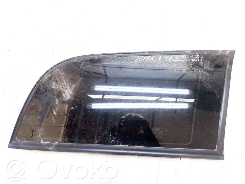 Opel Astra G Vitre latérale arrière