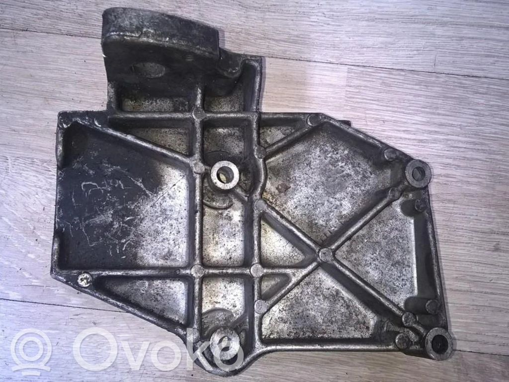 Volkswagen PASSAT B5 Engine mounting bracket 