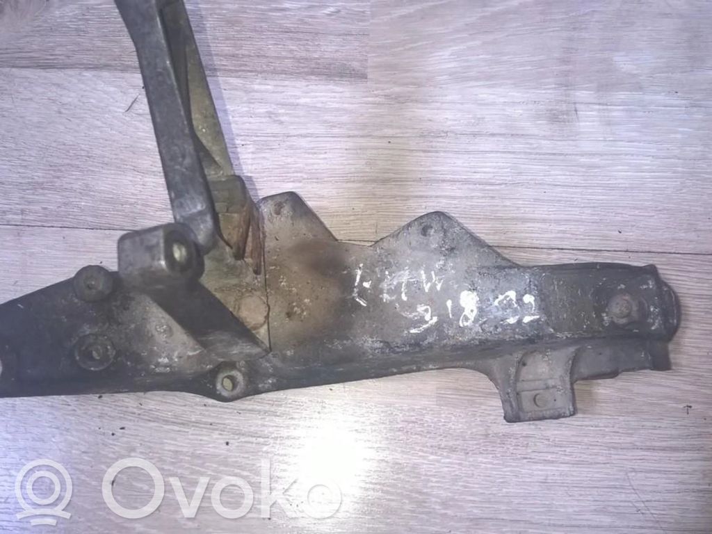 BMW 3 E36 Engine mounting bracket 
