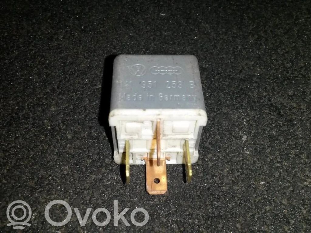 Audi A4 S4 B5 8D Muu rele 