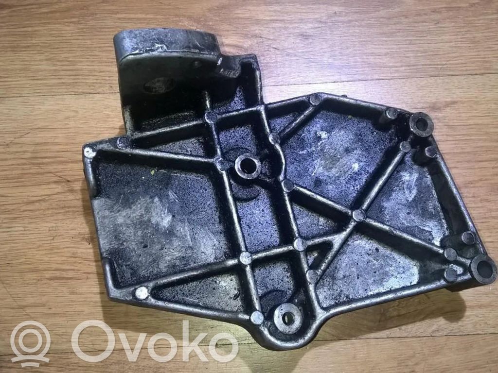 Audi A4 S4 B5 8D Engine mounting bracket 