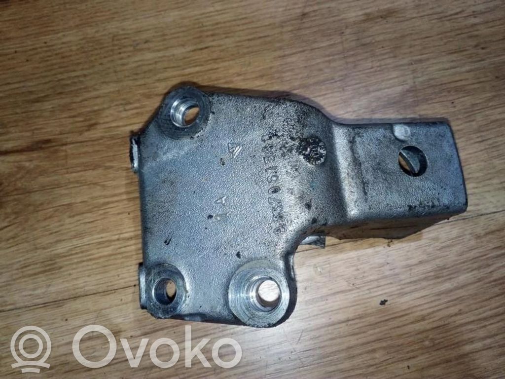 Citroen C4 I Engine mounting bracket 