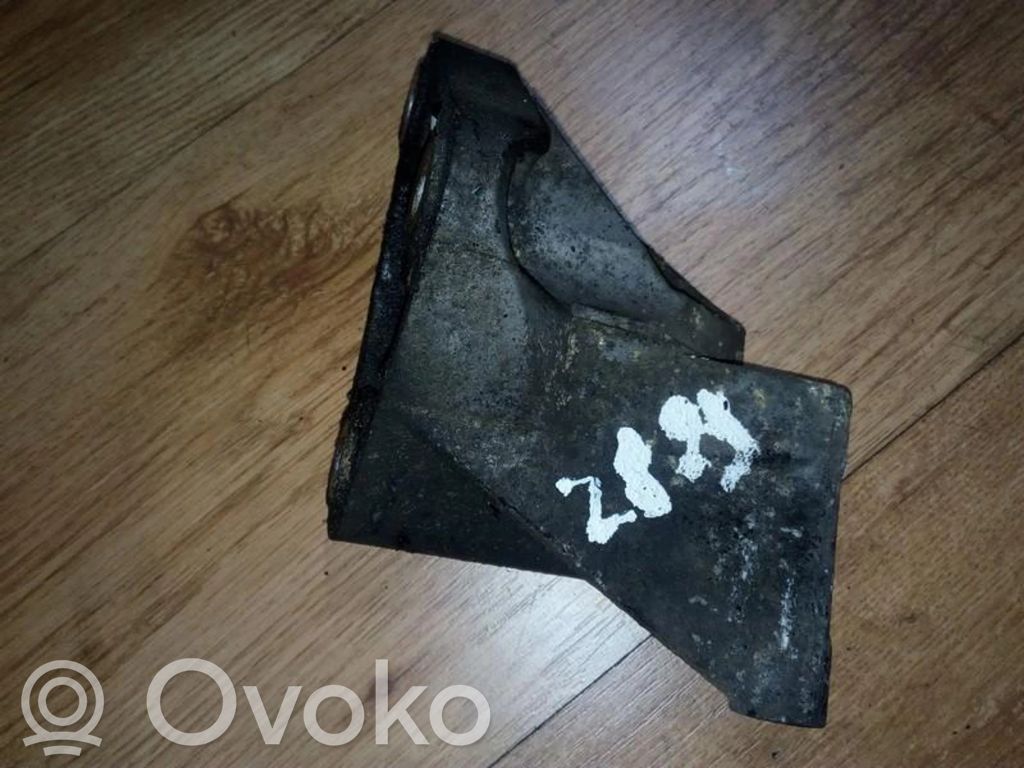 Engine mounting bracket