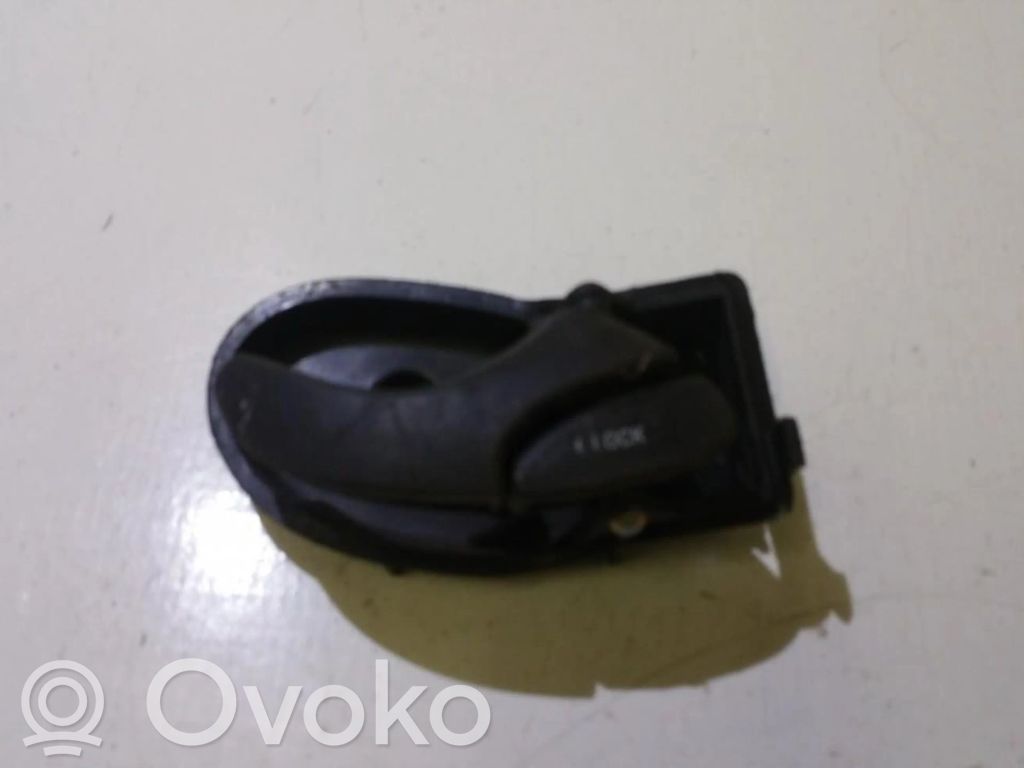 Ford Focus Poignée inférieure de porte avant 