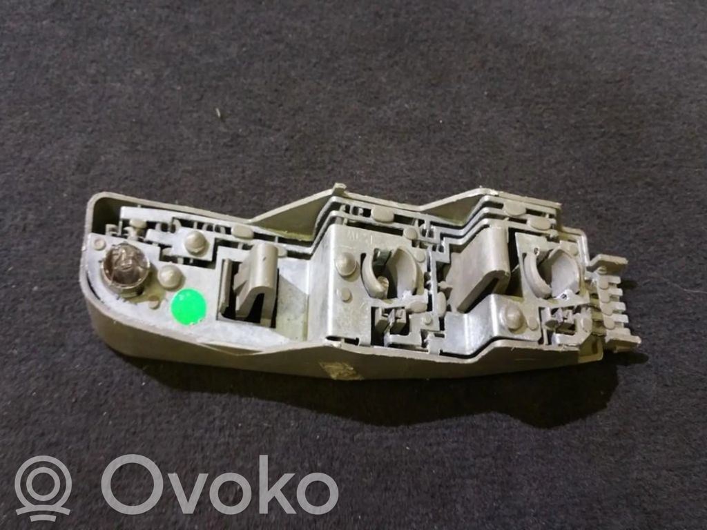 Ford Fiesta Takavalon polttimon suojan pidike 