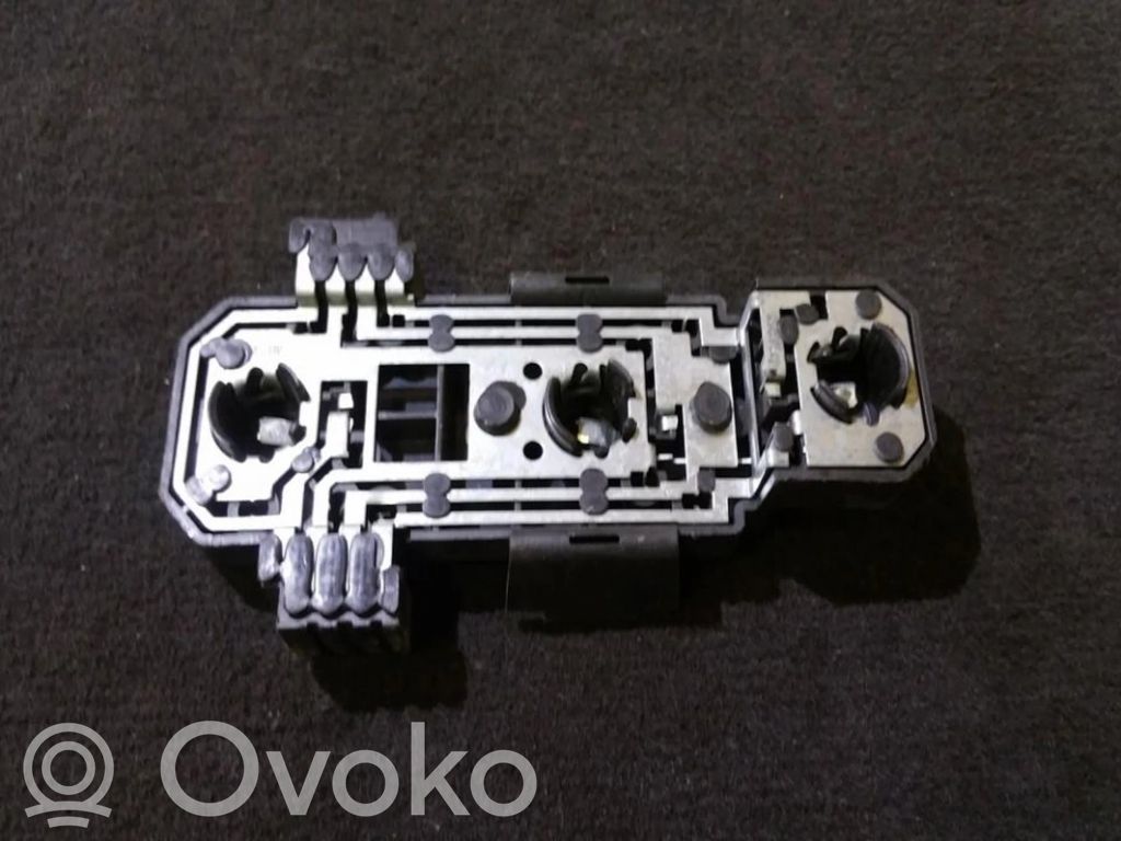 Volvo 960 Takavalon polttimon suojan pidike 