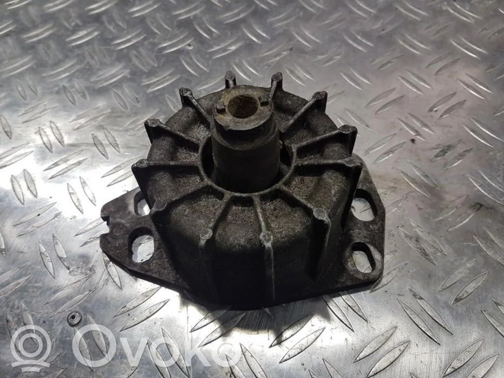 Engine mount bracket