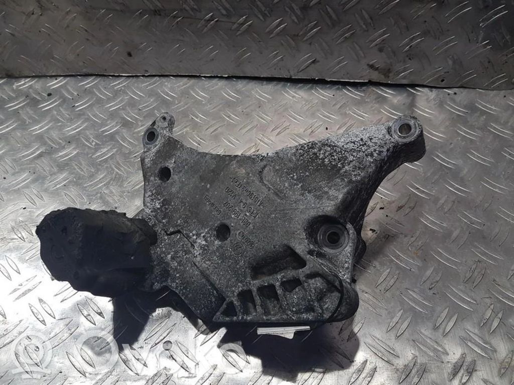 Volkswagen PASSAT B7 Supporto di montaggio del motore (usato)