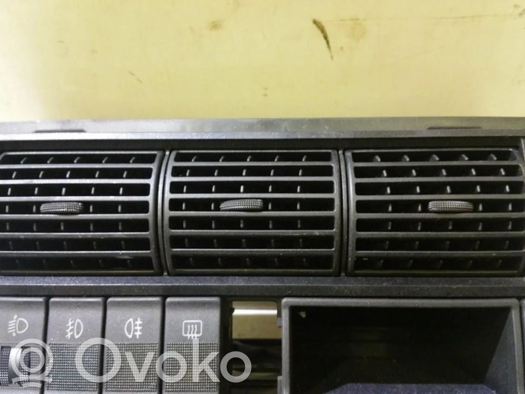 Rejilla de ventilación central del panel