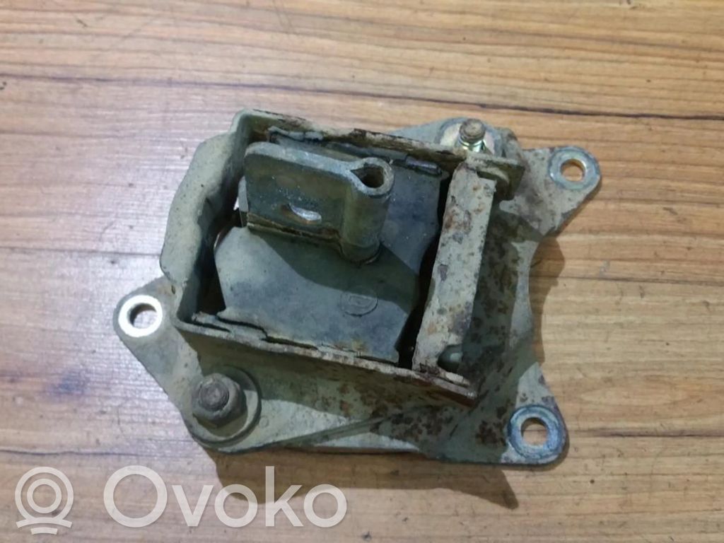 Engine mount bracket