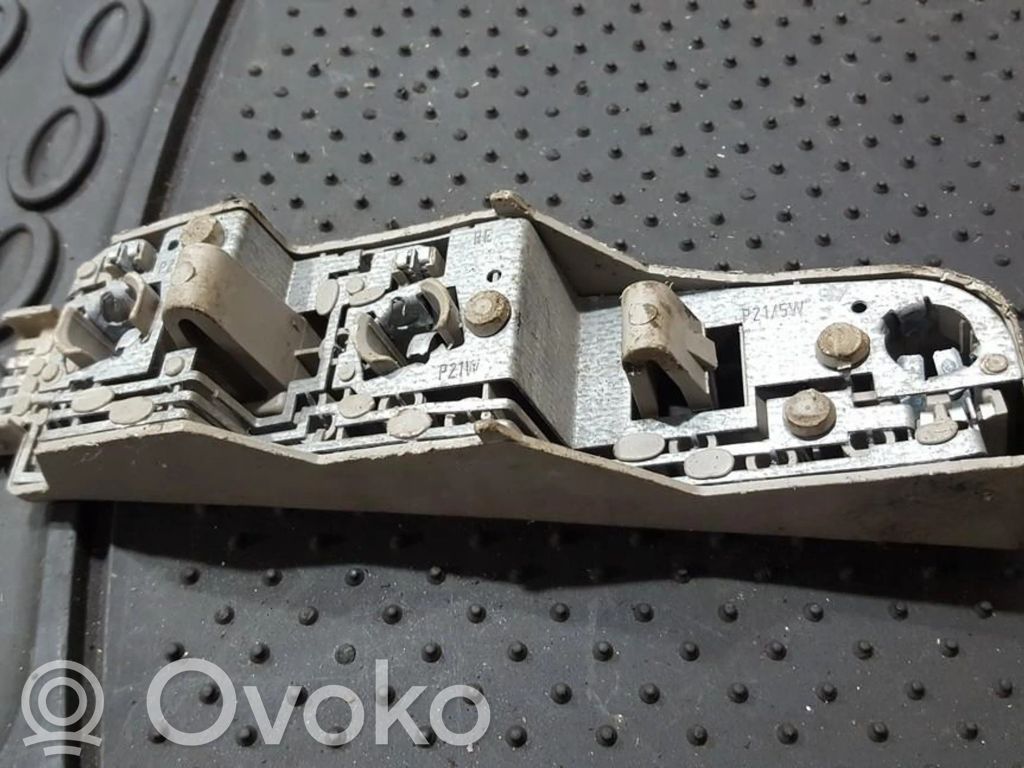 Ford Fiesta Takavalon polttimon suojan pidike 