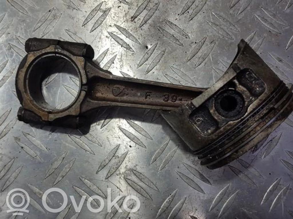 Piston cu bielă
