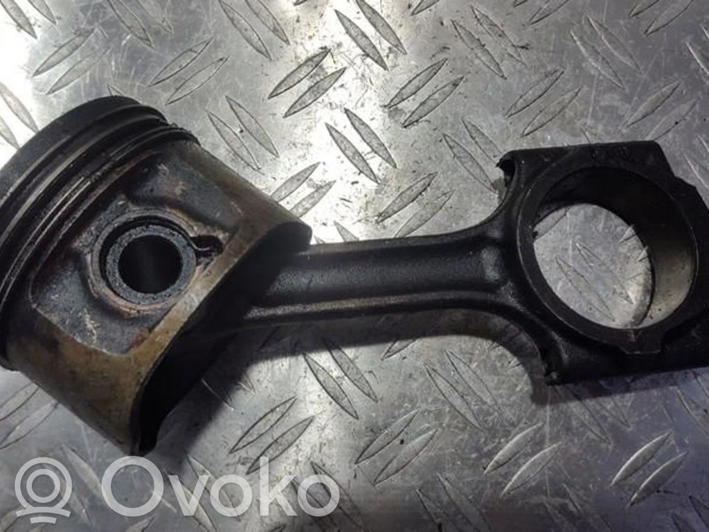 Piston avec bielle
