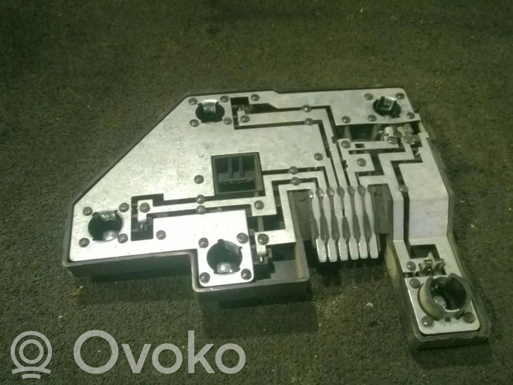 Takavalon polttimon suojan pidike   90568047,37370751,37370143,37370751,90568047