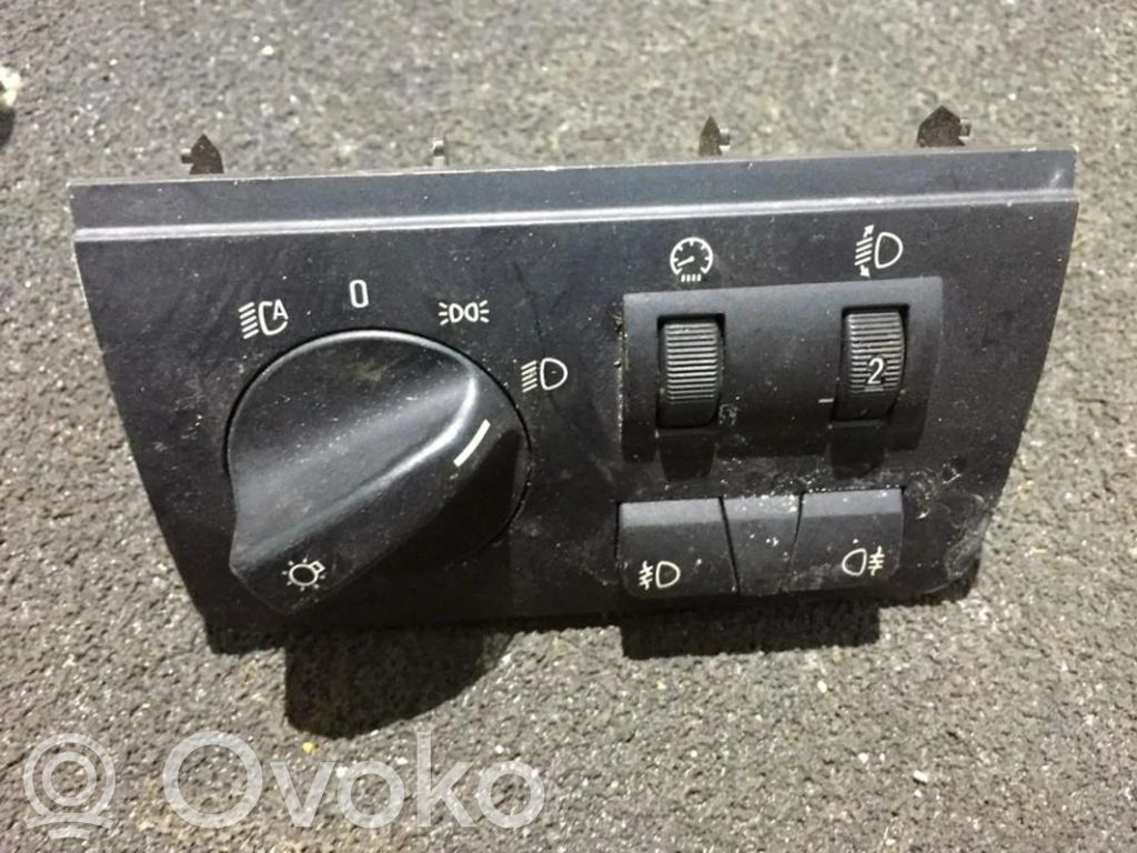 Valokatkaisija   6909776,037045060,007353,037045060,6909776
