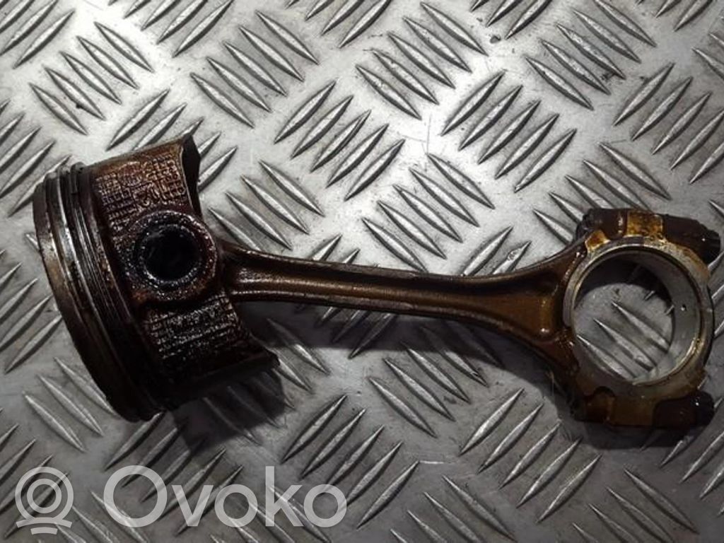 Piston cu bielă
