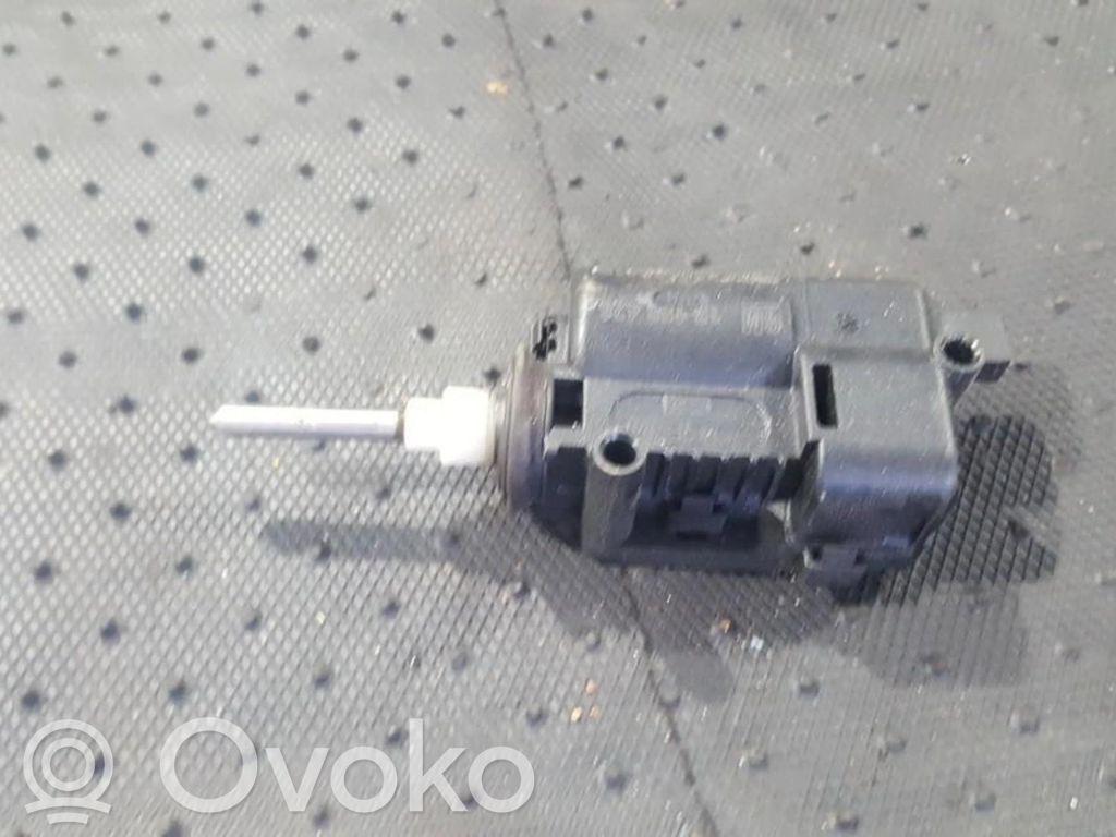Opel Zafira B Keskuslukituksen moottori 
