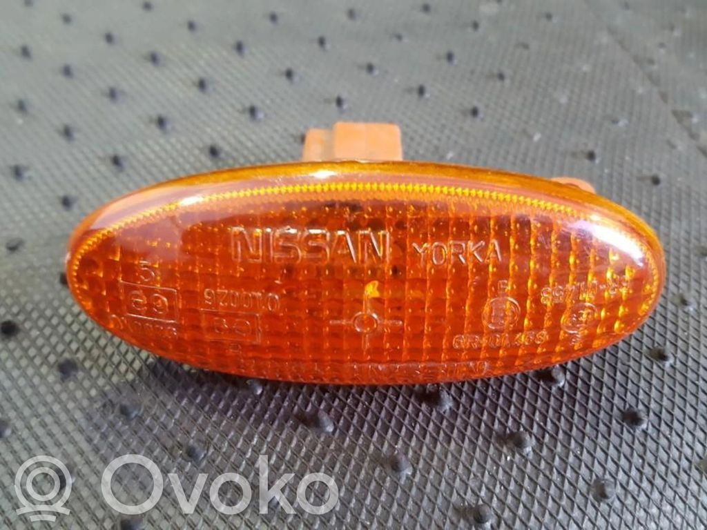 Nissan Almera Tino Kierunkowskaz błotnika przedniego 