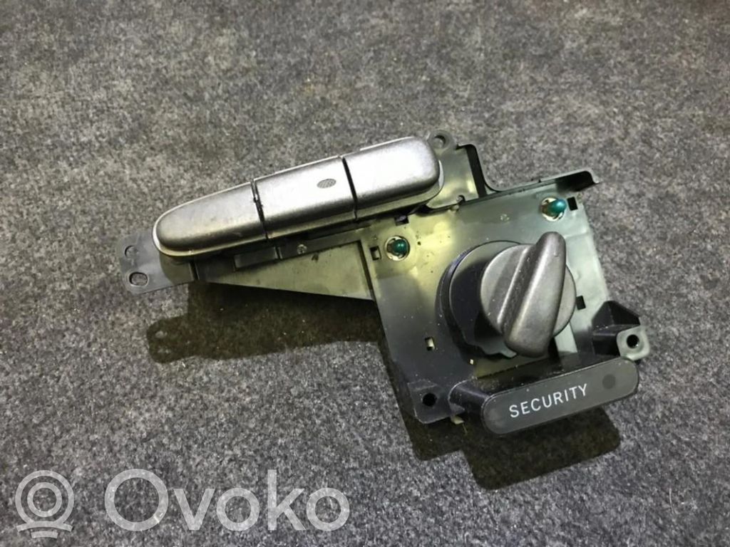 Toyota Yaris Przycisk świateł awaryjnych 