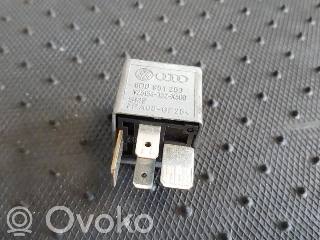 Altri relè   8D0951253,V23134J52X300,8D0951253,V23134J52X300,V23134J52X300