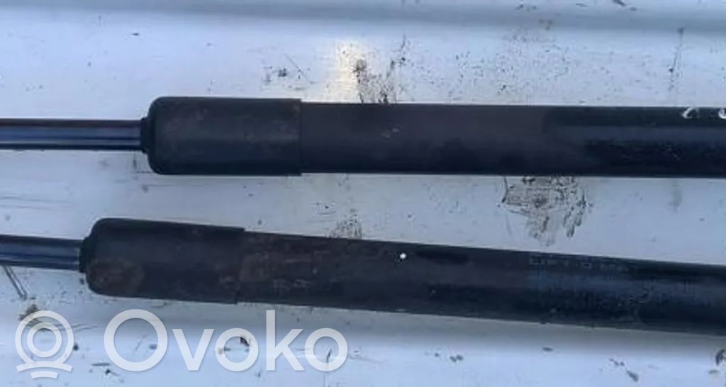 Suzuki Swift I Amortyzator klapy tylnej bagażnika 