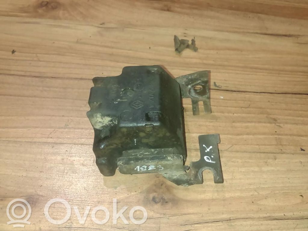 Renault Megane I Engine mount bracket 