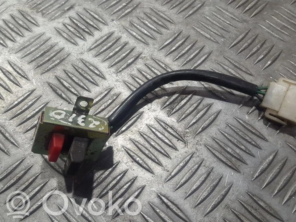 Nissan Primera Hätävilkkujen kytkin