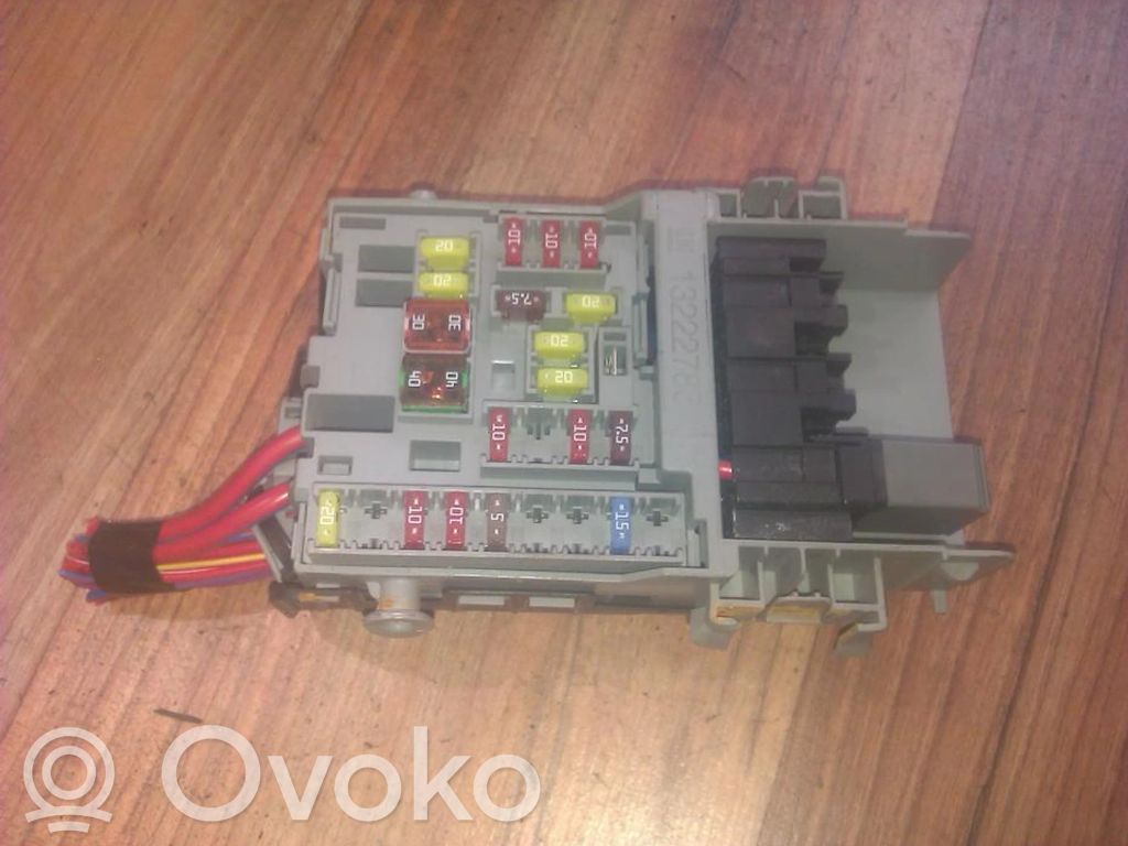 Opel Astra J Skrzynka bezpieczników / Komplet 