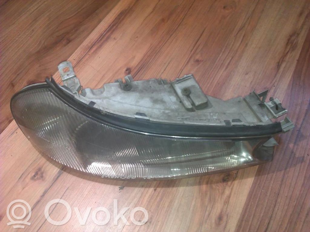 Ford Mondeo MK II Phare frontale 