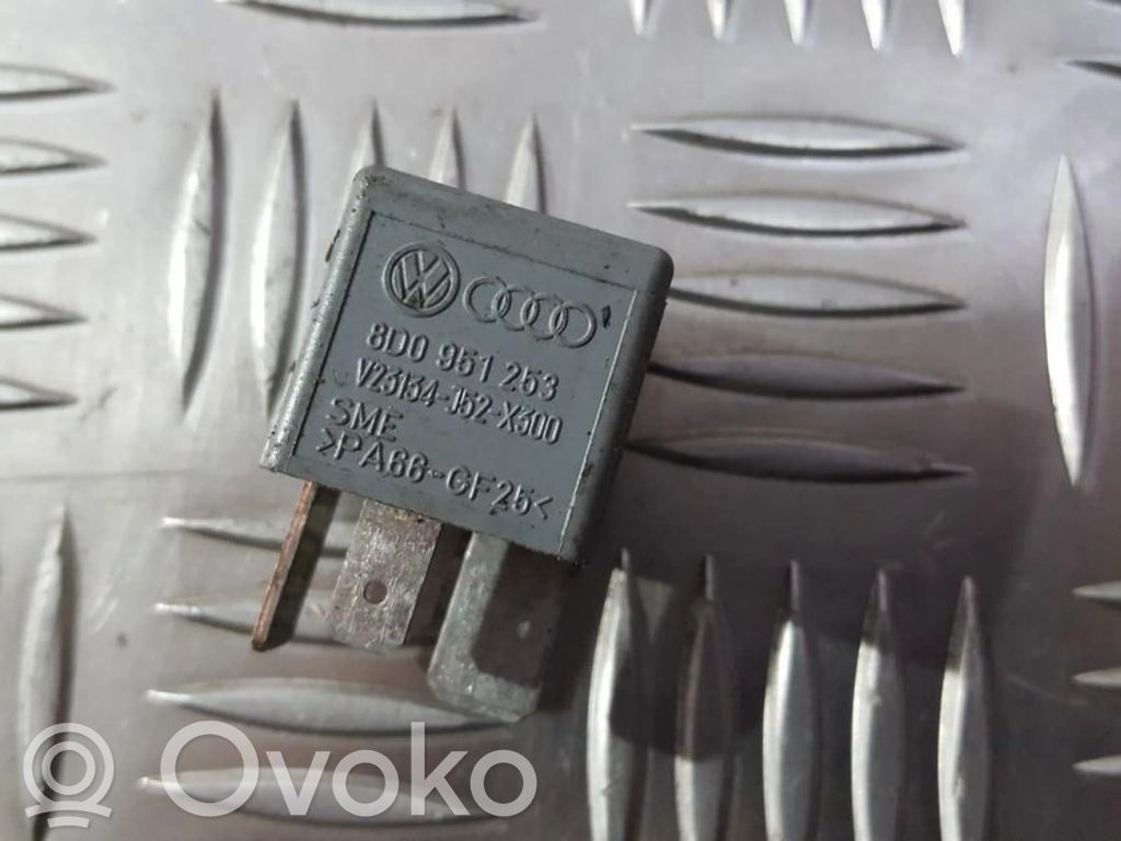 Otros relés   8D0951253,V23134J52X300,8D0951253,V23134J52X300,V23134J52X300