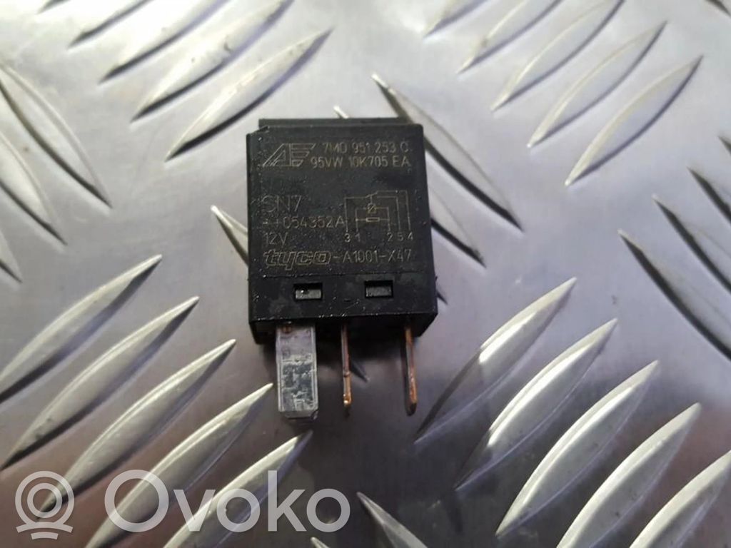 Otros relés   7M0951253C,95VW10K705EA,7M0951253C,95VW10K705EA