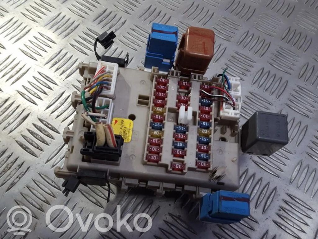 Nissan Primera Skrzynka bezpieczników / Komplet 