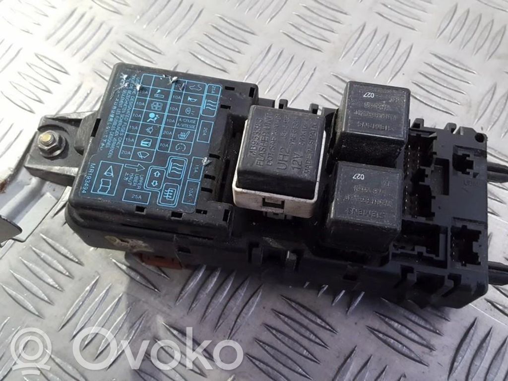 Mitsubishi Carisma Skrzynka bezpieczników / Komplet 
