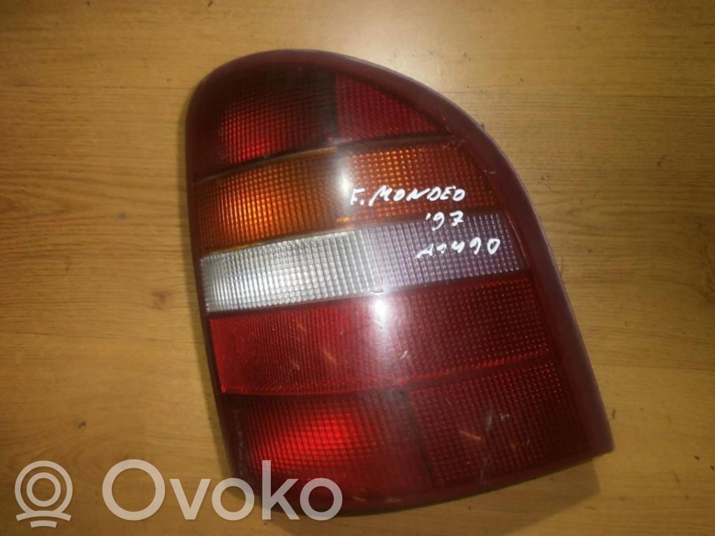 Ford Mondeo MK II Lampă spate în caroserie 