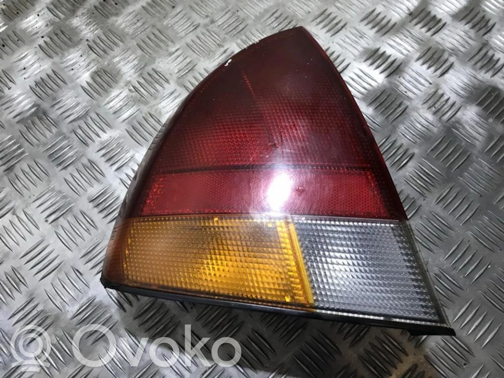 Mitsubishi Carisma Luz trasera/de freno