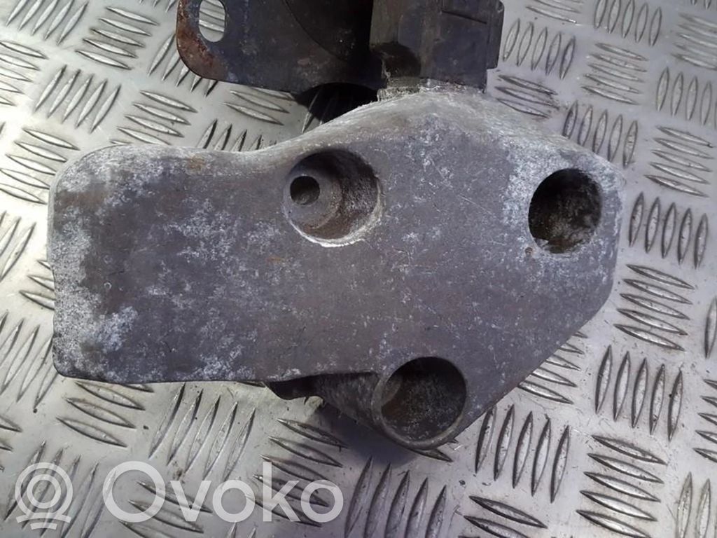 Engine mounting bracket
