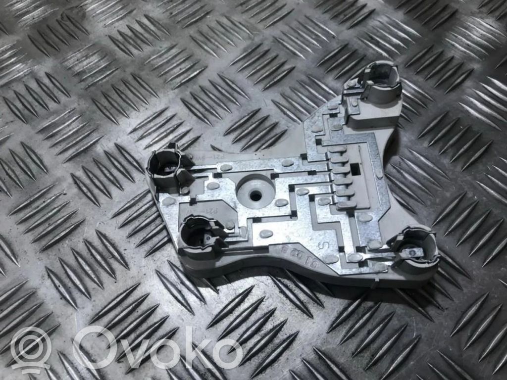 Mitsubishi Carisma Takavalon polttimon suojan pidike 