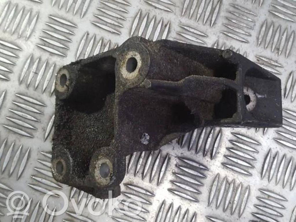 Engine mounting bracket