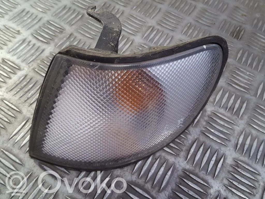 Nissan Sunny Indicatore di direzione anteriore 
