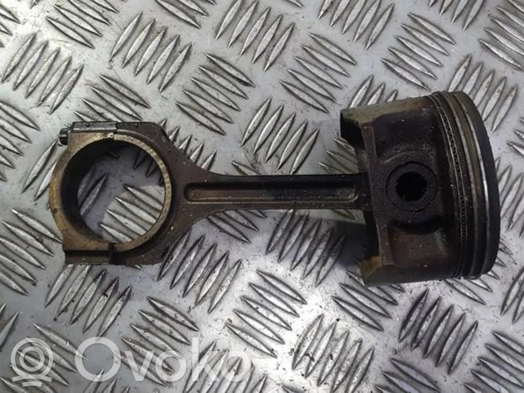 Piston cu bielă