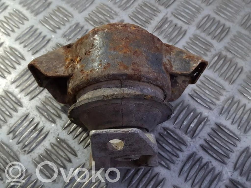 Volkswagen PASSAT B3 Engine mount bracket