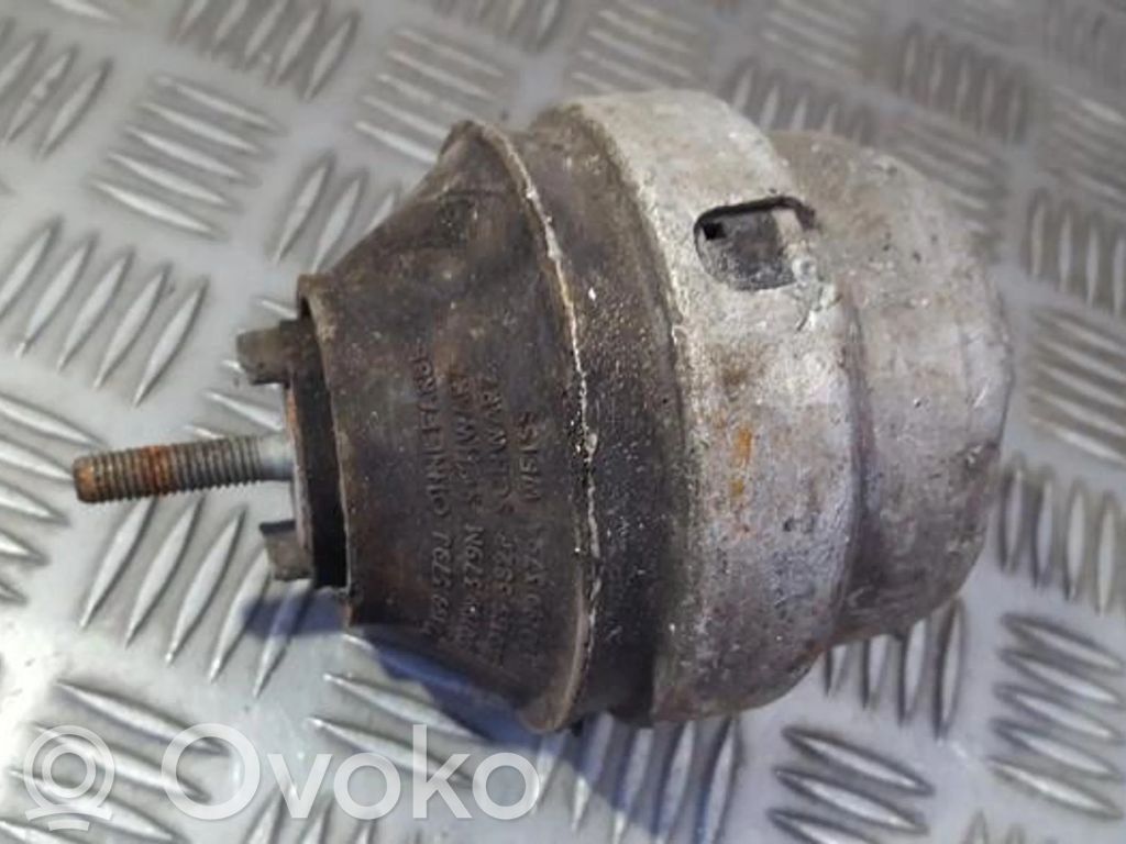 Audi A4 S4 B5 8D Engine mount bracket 