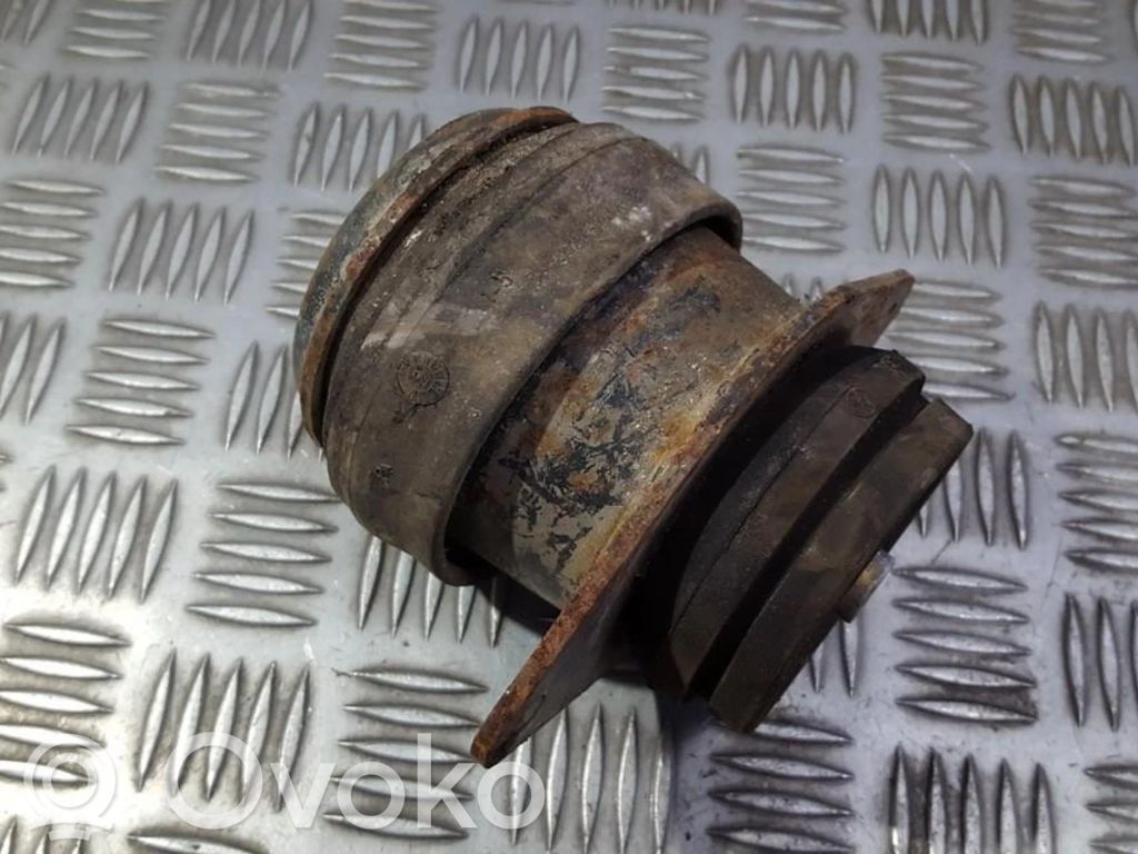 Volkswagen PASSAT B4 Engine mount bracket