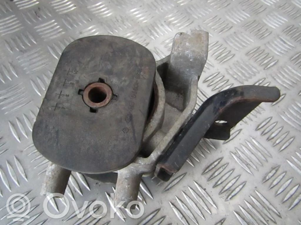 Hyundai Getz Engine mount bracket 