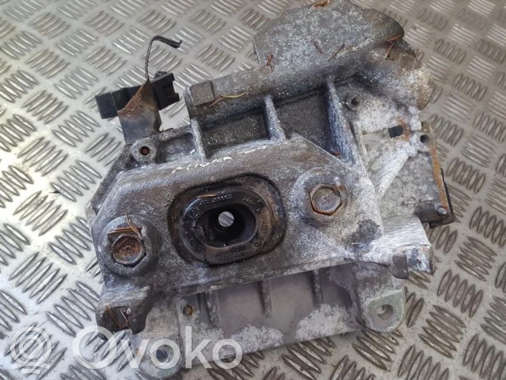 Engine mounting bracket   8200042455,8200042455