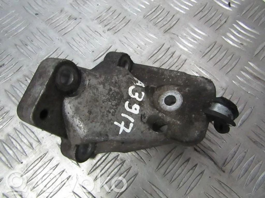 Volvo V70 Engine mounting bracket 