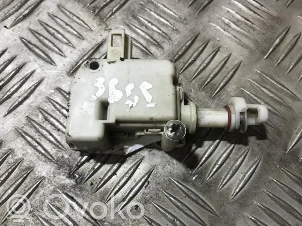 Volkswagen PASSAT B5 Motorino della chiusura centralizzata