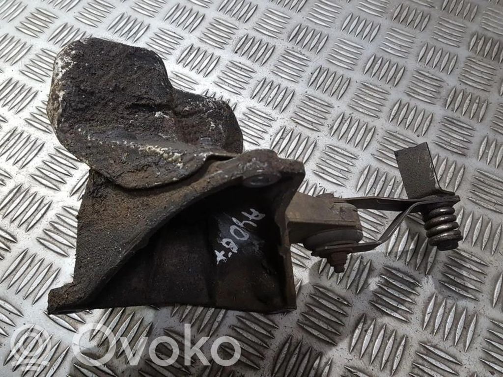 Engine mounting bracket