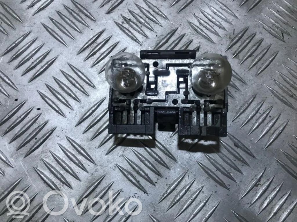 Volkswagen PASSAT B4 Suport becuri lampă spate 